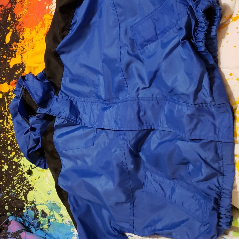 Marlboro Windbreaker Men's Medium. Has hood tucked in collar.